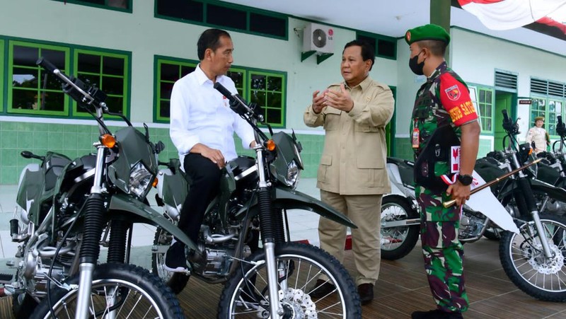 Presiden Jokowi Tinjau Penyerahan Motor di Kodim 1503/Tual. (Foto: Muchlis Jr - Biro Pers Sekretariat Presiden)