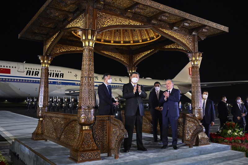 Kazakhstan China Kazakhstan President Kassym-Jomart Tokayev, right, meets Chinese President Xi Jinping in an airport in Nur-Sultan, Kazakhstan, Wednesday, Sept. 14, 2022. (Kazakhstan President press-service via AP)
