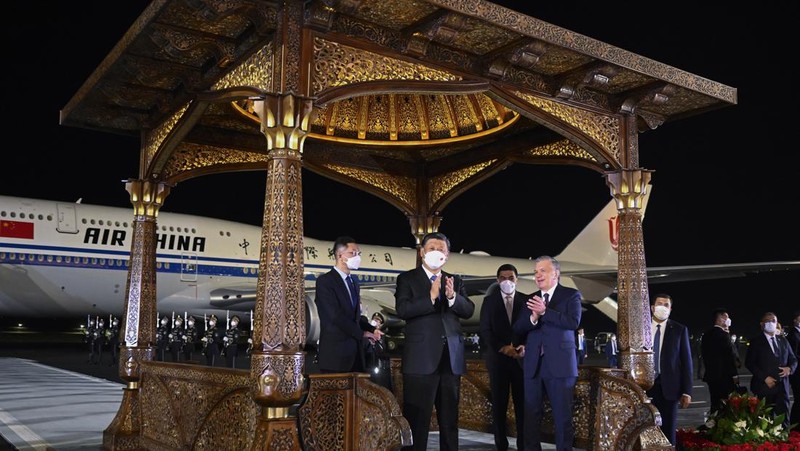 Kazakhstan  President Kassym-Jomart Tokayev, right, meets Chinese President Xi Jinping in an airport in Nur-Sultan, Kazakhstan, Wednesday, Sept. 14, 2022. (Kazakhstan President press-service via AP)