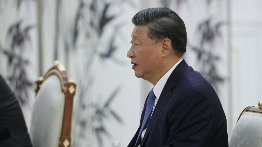 China's President Xi Jinping and Russian President Vladimir Putin pose with Mongolia's President during their trilateral meeting on the sidelines of the Shanghai Cooperation Organisation (SCO) leaders' summit in Samarkand on September 15, 2022. (Photo by Alexandr Demyanchuk / SPUTNIK / AFP) (Photo by ALEXANDR DEMYANCHUK/SPUTNIK/AFP via Getty Images)