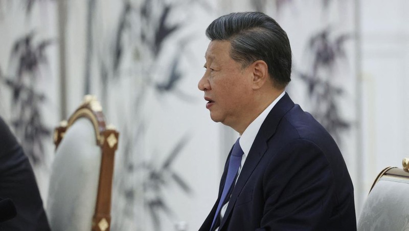 China's President Xi Jinping and Russian President Vladimir Putin pose with Mongolia's President during their trilateral meeting on the sidelines of the Shanghai Cooperation Organisation (SCO) leaders' summit in Samarkand on September 15, 2022. (Photo by Alexandr Demyanchuk / SPUTNIK / AFP) (Photo by ALEXANDR DEMYANCHUK/SPUTNIK/AFP via Getty Images)