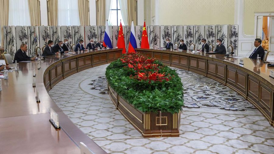 China's President Xi Jinping and Russian President Vladimir Putin pose with Mongolia's President during their trilateral meeting on the sidelines of the Shanghai Cooperation Organisation (SCO) leaders' summit in Samarkand on September 15, 2022. (Photo by Alexandr Demyanchuk / SPUTNIK / AFP) (Photo by ALEXANDR DEMYANCHUK/SPUTNIK/AFP via Getty Images)