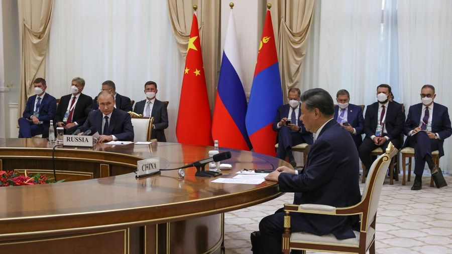 China's President Xi Jinping and Russian President Vladimir Putin pose with Mongolia's President during their trilateral meeting on the sidelines of the Shanghai Cooperation Organisation (SCO) leaders' summit in Samarkand on September 15, 2022. (Photo by Alexandr Demyanchuk / SPUTNIK / AFP) (Photo by ALEXANDR DEMYANCHUK/SPUTNIK/AFP via Getty Images)
