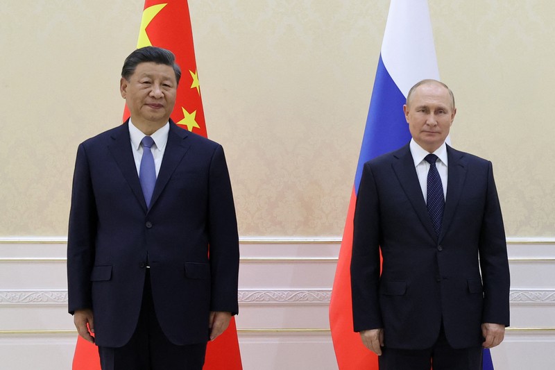 China's President Xi Jinping and Russian President Vladimir Putin pose with Mongolia's President during their trilateral meeting on the sidelines of the Shanghai Cooperation Organisation (SCO) leaders' summit in Samarkand on September 15, 2022. (Photo by Alexandr Demyanchuk / SPUTNIK / AFP) (Photo by ALEXANDR DEMYANCHUK/SPUTNIK/AFP via Getty Images)