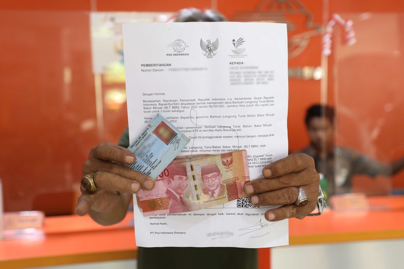 Warga Antre BLT BBM di Jakarta dan Kantor Pos. (CNBC Indonesia/Tri Susilo)