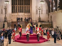 Pengawal Kerajaan Pingsan di Depan Peti Mati Ratu Elizabeth