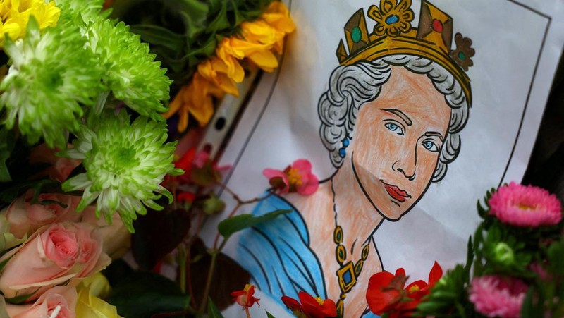 A combination of pictures shows handwritten and drawn tribute messages in respect for Britain's Queen Elizabeth, following her death, at Green Park in London, Britain September 15, 2022.  REUTERS/Kai Pfaffenbach