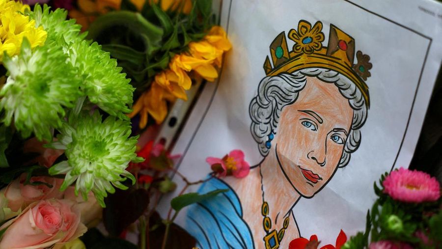 A picture shows handwritten and drawn tribute messages in respect for Britain's Queen Elizabeth, following her death, at Green Park in London, Britain September 15, 2022.  REUTERS/Kai Pfaffenbach