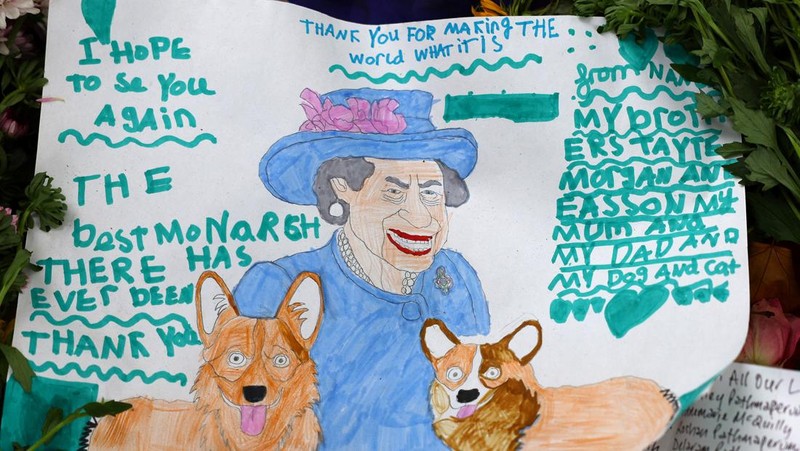 A combination of pictures shows handwritten and drawn tribute messages in respect for Britain's Queen Elizabeth, following her death, at Green Park in London, Britain September 15, 2022.  REUTERS/Kai Pfaffenbach