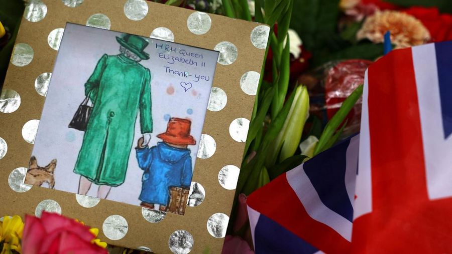 A combination of pictures shows handwritten and drawn tribute messages in respect for Britain's Queen Elizabeth, following her death, at Green Park in London, Britain September 15, 2022.  REUTERS/Kai Pfaffenbach
