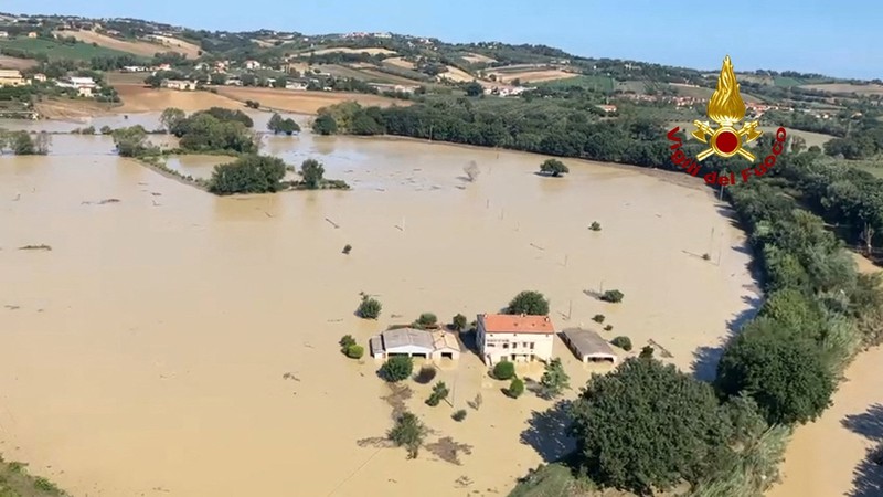 EUROPE-WEATHER/ITALY-FLOODS Rescue workers arrive on a dinghy boat on a flooded street after heavy rains hit the east coast of Marche region in Senigallia, Italy, September 16, 2022. Vigili del Fuoco/Handout via REUTERS ATTENTION EDITORS THIS IMAGE HAS BEEN SUPPLIED BY A THIRD PARTY. DO NOT OBSCURE LOGO.