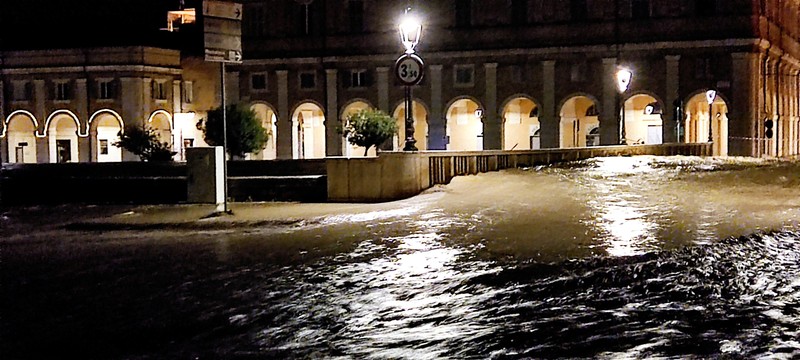 EUROPE-WEATHER/ITALY-FLOODS Rescue workers arrive on a dinghy boat on a flooded street after heavy rains hit the east coast of Marche region in Senigallia, Italy, September 16, 2022. Vigili del Fuoco/Handout via REUTERS ATTENTION EDITORS THIS IMAGE HAS BEEN SUPPLIED BY A THIRD PARTY. DO NOT OBSCURE LOGO.