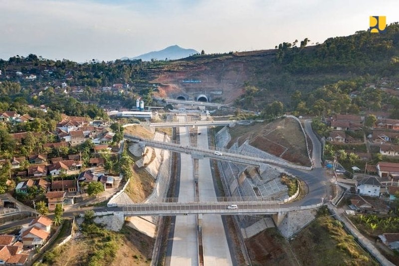 Kementerian Pekerjaan Umum dan Perumahan Rakyat (PUPR) bersama Badan Usaha Jalan Tol (BUJT) terus mempercepat pembangunan sejumlah jalan tol di berbagai daerah dalam rangka meningkatkan konektivitas antar daerah dan meningkatkan perekonomian masyarakat.  (Biro Pers PUPR)