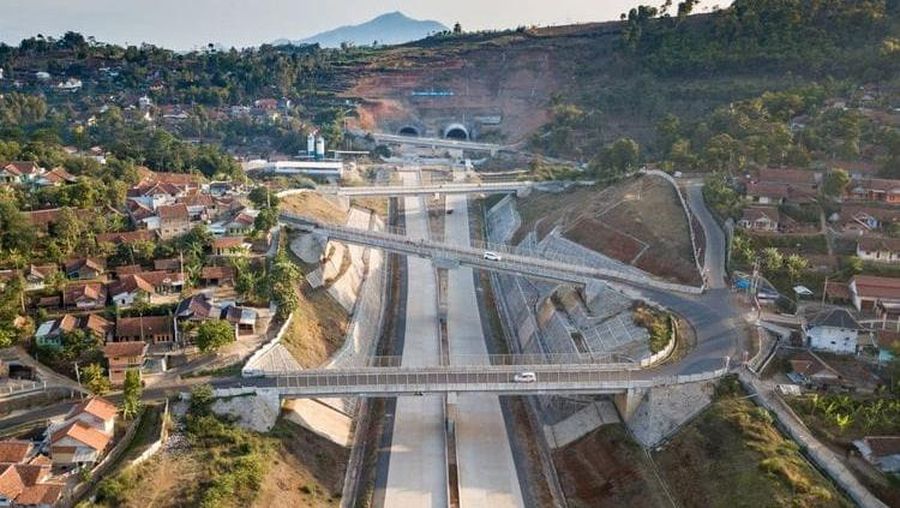 Kementerian Pekerjaan Umum dan Perumahan Rakyat (PUPR) bersama Badan Usaha Jalan Tol (BUJT) terus mempercepat pembangunan sejumlah jalan tol di berbagai daerah dalam rangka meningkatkan konektivitas antar daerah dan meningkatkan perekonomian masyarakat.  (Biro Pers PUPR)