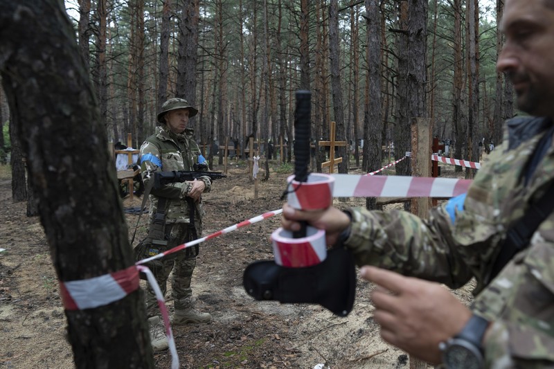 Russia Ukraine War A view of unidentified graves of civilians and Ukrainian soldiers in a cemetery in the recently retaken area of Izium, Ukraine, Thursday, Sept. 15, 2022 who had been killed by Russian forces near the beginning of the war. A mass grave of Ukrainian soldiers and unknown buried civilians was found in the forest of recently recaptured city of Izium. (AP Photo/Evgeniy Maloletka)