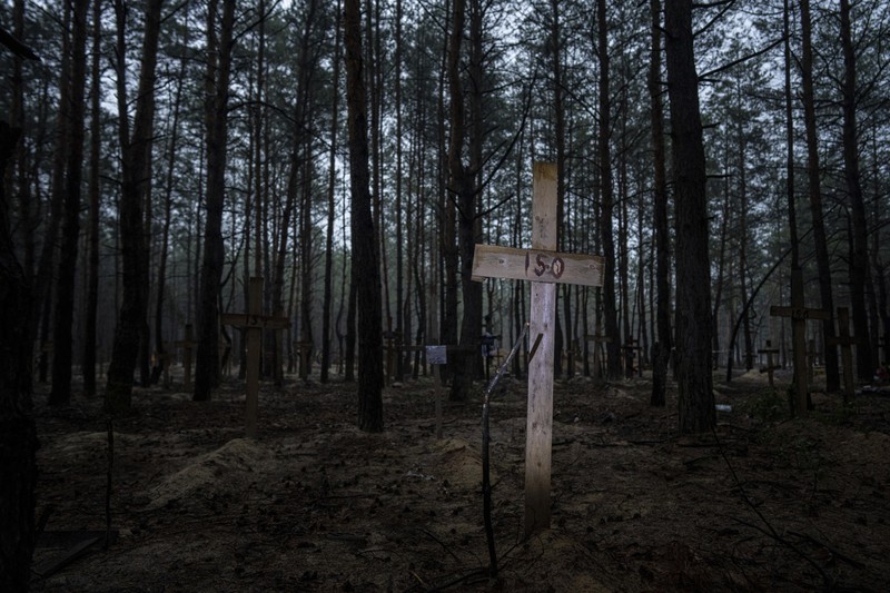 Russia Ukraine War A view of unidentified graves of civilians and Ukrainian soldiers in a cemetery in the recently retaken area of Izium, Ukraine, Thursday, Sept. 15, 2022 who had been killed by Russian forces near the beginning of the war. A mass grave of Ukrainian soldiers and unknown buried civilians was found in the forest of recently recaptured city of Izium. (AP Photo/Evgeniy Maloletka)