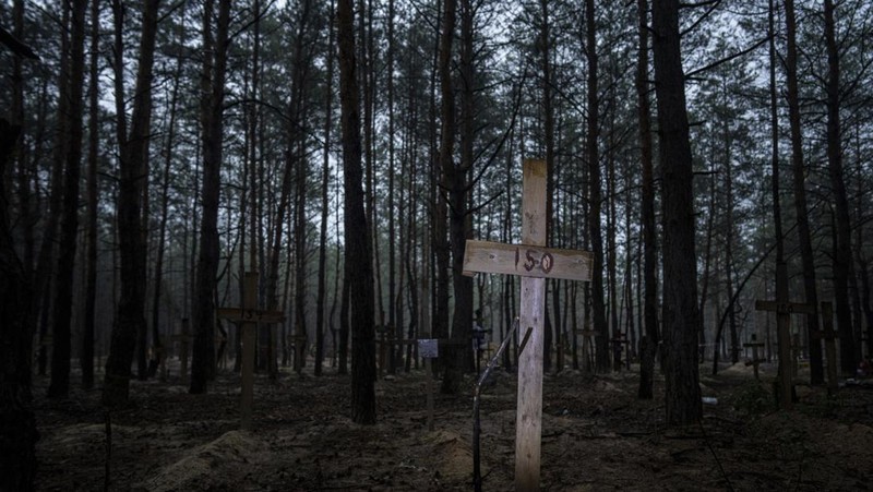 A view of unidentified graves of civilians and Ukrainian soldiers in a cemetery in the recently retaken area of Izium, Ukraine, Thursday, Sept. 15, 2022 who had been killed by Russian forces near the beginning of the war. A mass grave of Ukrainian soldiers and unknown buried civilians was found in the forest of recently recaptured city of Izium. (AP Photo/Evgeniy Maloletka)