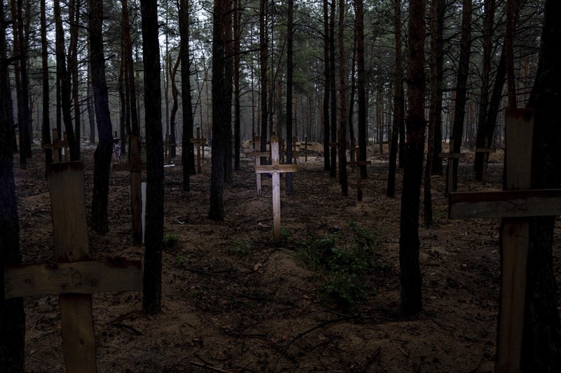 Russia Ukraine War A view of unidentified graves of civilians and Ukrainian soldiers in a cemetery in the recently retaken area of Izium, Ukraine, Thursday, Sept. 15, 2022 who had been killed by Russian forces near the beginning of the war. A mass grave of Ukrainian soldiers and unknown buried civilians was found in the forest of recently recaptured city of Izium. (AP Photo/Evgeniy Maloletka)