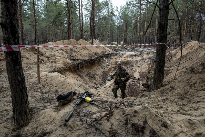 Russia Ukraine War A view of unidentified graves of civilians and Ukrainian soldiers in a cemetery in the recently retaken area of Izium, Ukraine, Thursday, Sept. 15, 2022 who had been killed by Russian forces near the beginning of the war. A mass grave of Ukrainian soldiers and unknown buried civilians was found in the forest of recently recaptured city of Izium. (AP Photo/Evgeniy Maloletka)