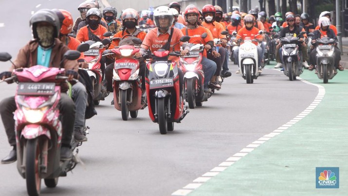 Sejumlah kurir Shopee Express melakukan konvoi usai melakukan aksi unjuk rasa di kawasa Sudirman, Jumat (16/9/2022). (CNBC Indonesia/Andrean Kristianto)