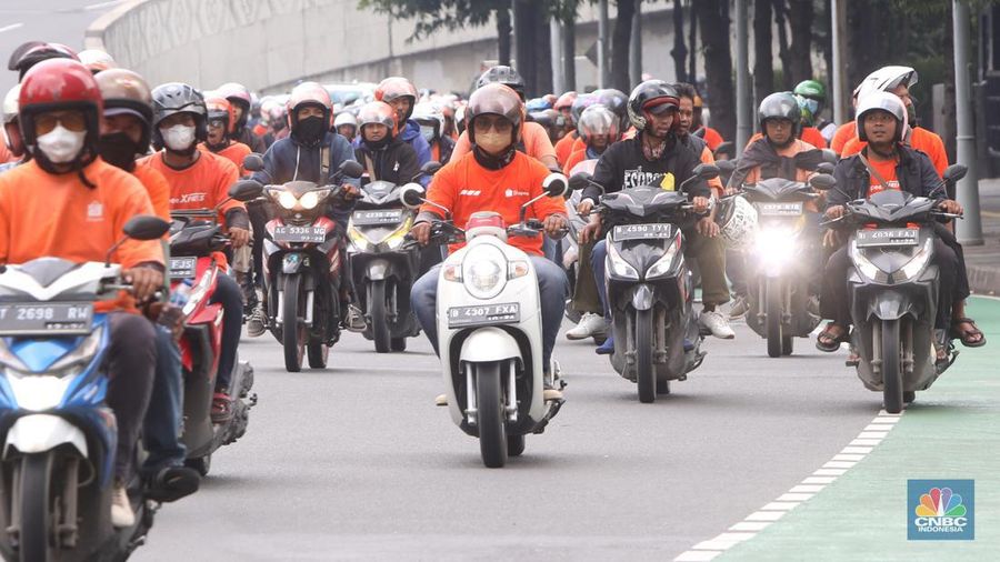 Sejumlah kurir Shopee Express melakukan konvoi usai melakukan aksi unjuk rasa di kawasa Sudirman, Jumat (16/9/2022). (վ/Andrean Kristianto)