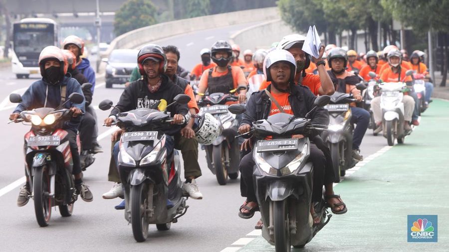Sejumlah kurir Shopee Express melakukan konvoi usai melakukan aksi unjuk rasa di kawasa Sudirman, Jumat (16/9/2022). (վ/Andrean Kristianto)