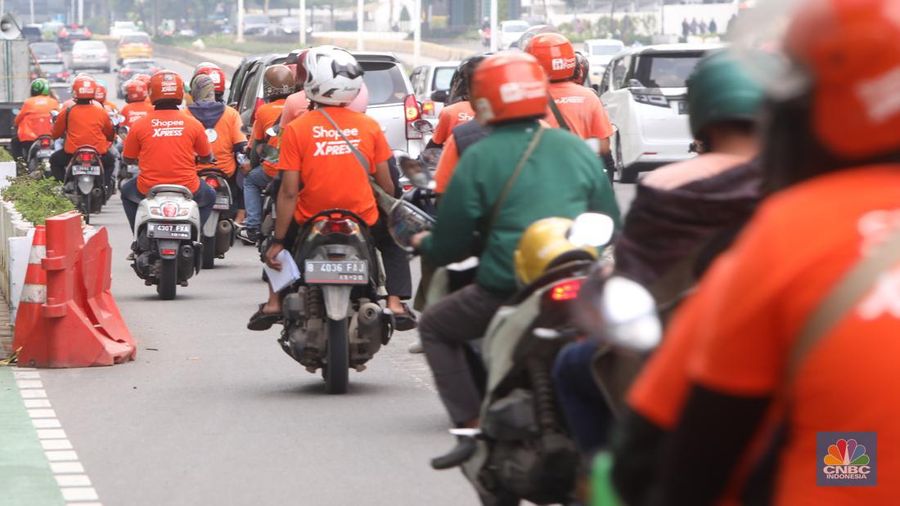 Sejumlah kurir Shopee Express melakukan konvoi usai melakukan aksi unjuk rasa di kawasa Sudirman, Jumat (16/9/2022). (վ/Andrean Kristianto)