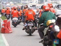 'Tsunami' PHK RI Berlanjut, dari Shopee Hingga Indosat