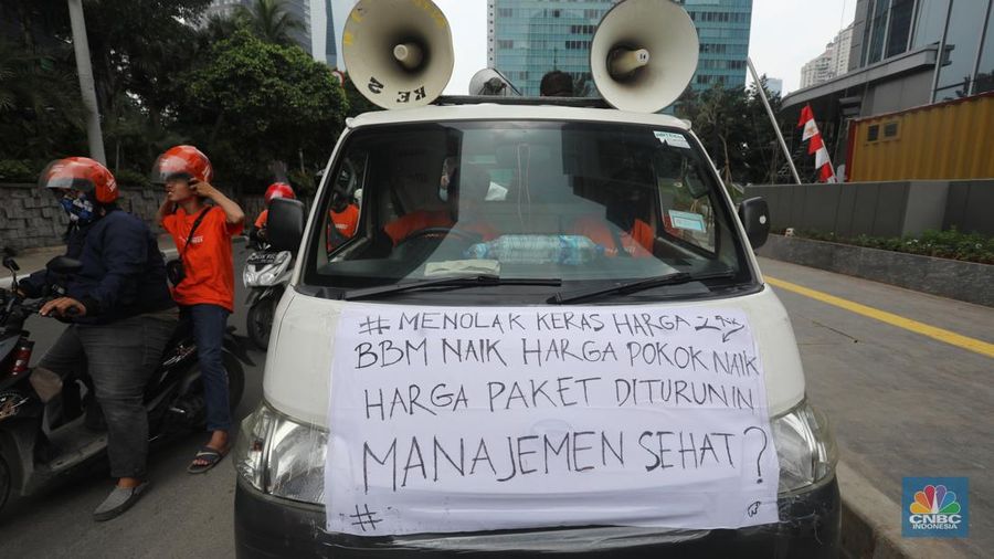 Sejumlah kurir Shopee Express melakukan konvoi usai melakukan aksi unjuk rasa di kawasa Sudirman, Jumat (16/9/2022). (վ/Andrean Kristianto)