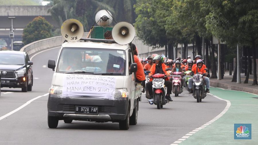 Sejumlah kurir Shopee Express melakukan konvoi usai melakukan aksi unjuk rasa di kawasa Sudirman, Jumat (16/9/2022). (վ/Andrean Kristianto)