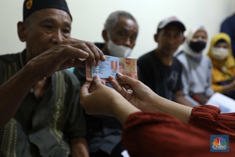 Warga Antre BLT BBM di Jakarta dan Kantor Pos. (CNBC Indonesia/Tri Susilo)