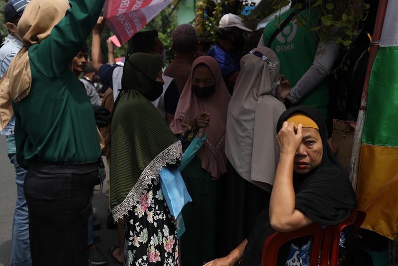 Warga Antre BLT BBM di Jakarta dan Kantor Pos. (CNBC Indonesia/Tri Susilo)