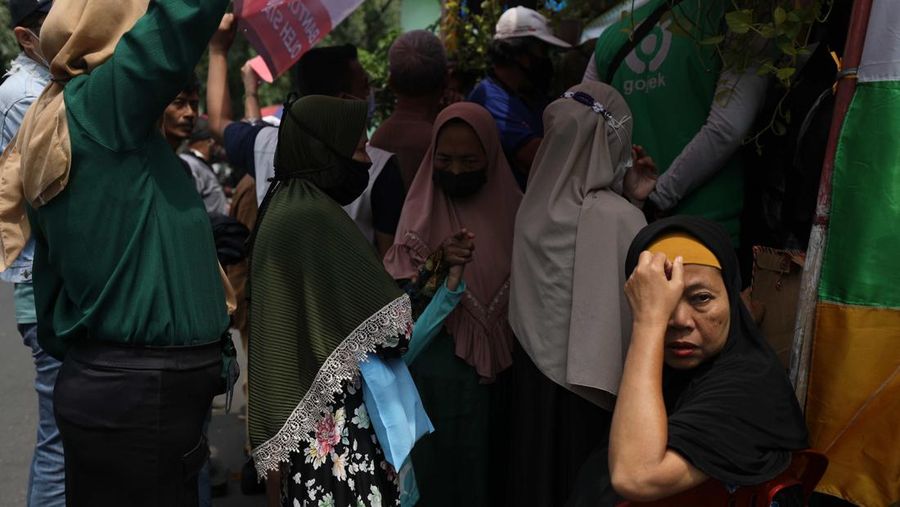 Warga Antre BLT BBM di Jakarta dan Kantor Pos. (CNBC Indonesia/Tri Susilo)