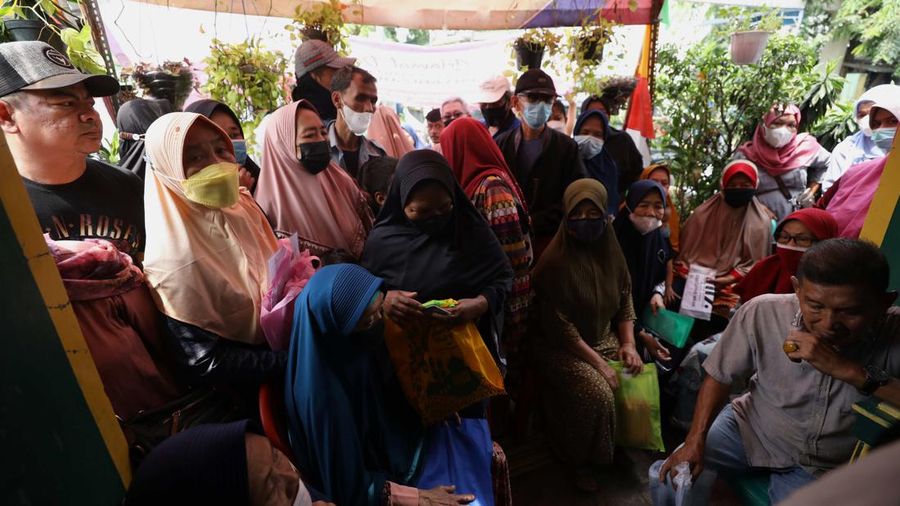 Warga Antre BLT BBM di Jakarta dan Kantor Pos. (CNBC Indonesia/Tri Susilo)