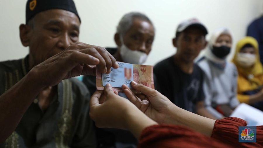 Warga Antre BLT BBM di Jakarta dan Kantor Pos. (CNBC Indonesia/Tri Susilo)