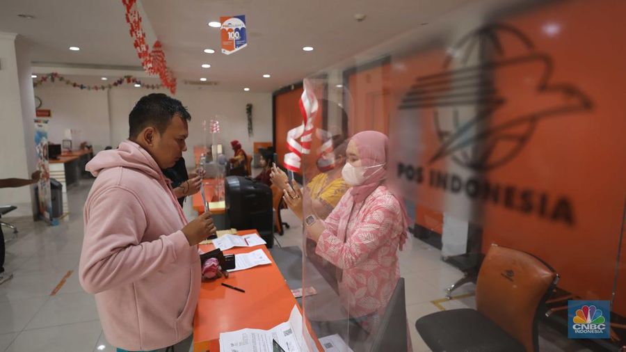 Warga Antre BLT BBM di Jakarta dan Kantor Pos. (CNBC Indonesia/Tri Susilo)