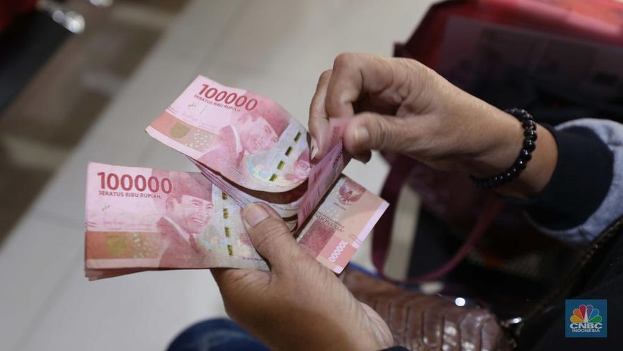 Warga Antre BLT BBM di Jakarta dan Kantor Pos. (²©²ÊÍøÕ¾/Tri Susilo)