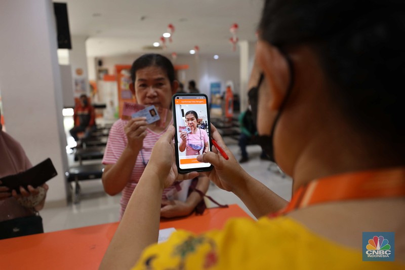 Warga Antre BLT BBM di Jakarta dan Kantor Pos. (CNBC Indonesia/Tri Susilo)