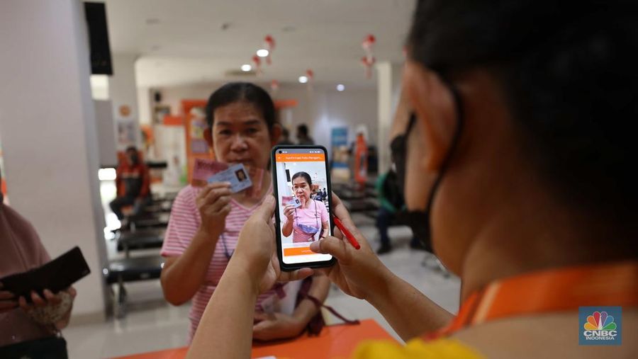 Warga Antre BLT BBM di Jakarta dan Kantor Pos. (CNBC Indonesia/Tri Susilo)