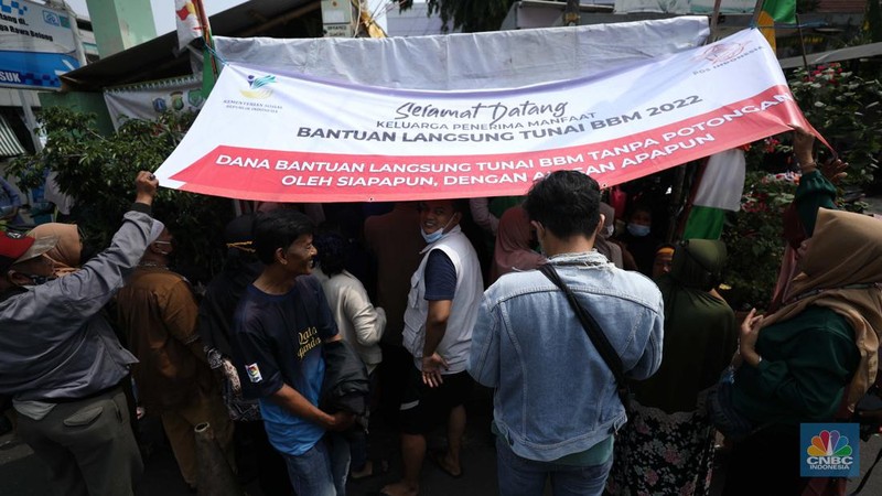 Warga Antre BLT BBM di Jakarta dan Kantor Pos. (CNBC Indonesia/Tri Susilo)