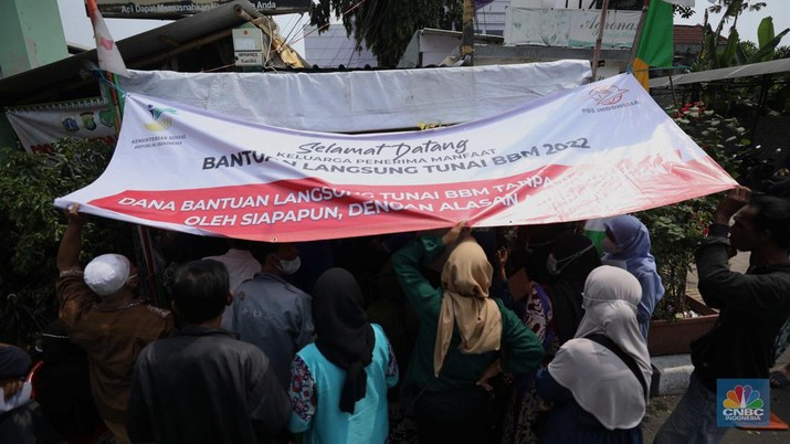 Warga Antre BLT BBM di Jakarta dan Kantor Pos. (CNBC Indonesia/Tri Susilo) Warga Antre BLT BBM di Jakarta dan Kantor Pos. (CNBC Indonesia/Tri Susilo)