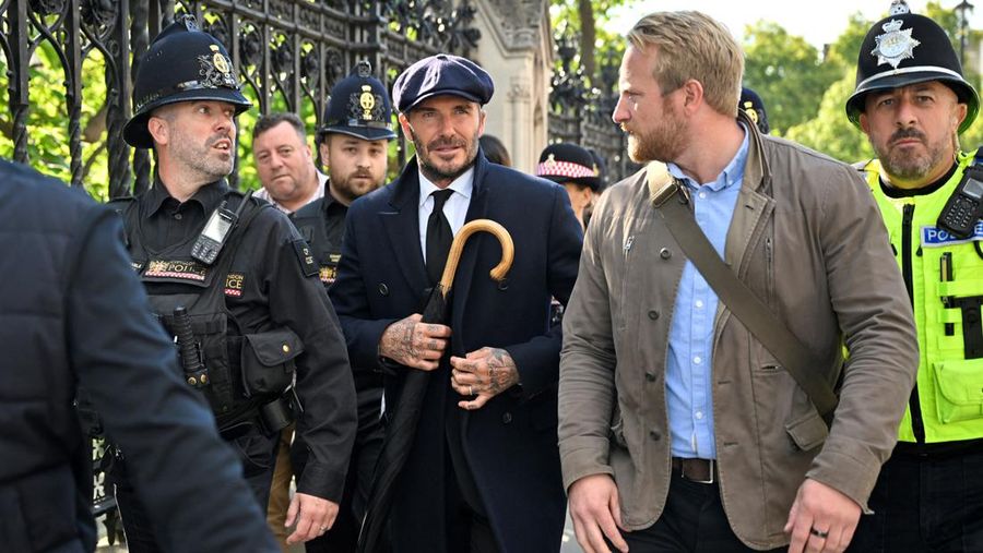 Mantan pemain sepak bola Inggris David Beckham (belakang C) meninggalkan Westminster Hall, di Istana Westminster, di London pada 16 September 2022 setelah memberikan penghormatan kepada peti mati Ratu Elizabeth II