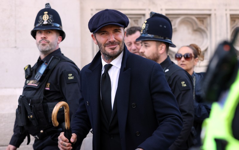 Mantan pemain sepak bola Inggris David Beckham (belakang C) meninggalkan Westminster Hall, di Istana Westminster, di London pada 16 September 2022 setelah memberikan penghormatan kepada peti mati Ratu Elizabeth II