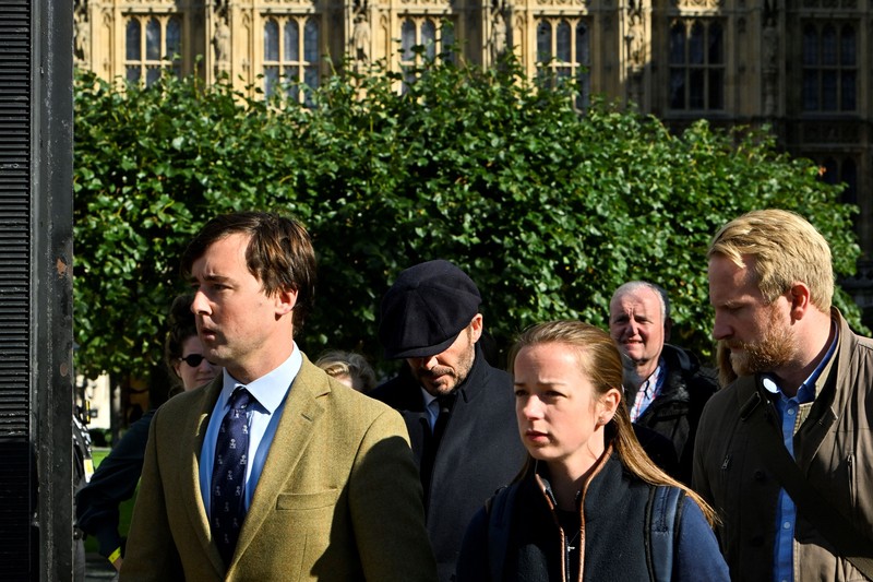 Mantan pemain sepak bola Inggris David Beckham (belakang C) meninggalkan Westminster Hall, di Istana Westminster, di London pada 16 September 2022 setelah memberikan penghormatan kepada peti mati Ratu Elizabeth II