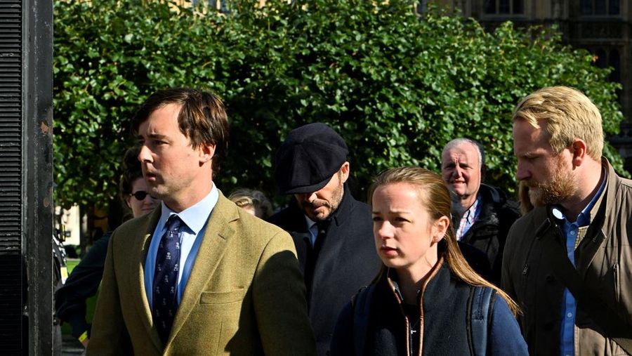 Mantan pemain sepak bola Inggris David Beckham (belakang C) meninggalkan Westminster Hall, di Istana Westminster, di London pada 16 September 2022 setelah memberikan penghormatan kepada peti mati Ratu Elizabeth II
