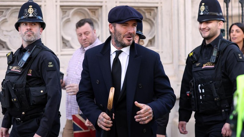Mantan pemain sepak bola Inggris David Beckham (belakang C) meninggalkan Westminster Hall, di Istana Westminster, di London pada 16 September 2022 setelah memberikan penghormatan kepada peti mati Ratu Elizabeth II
