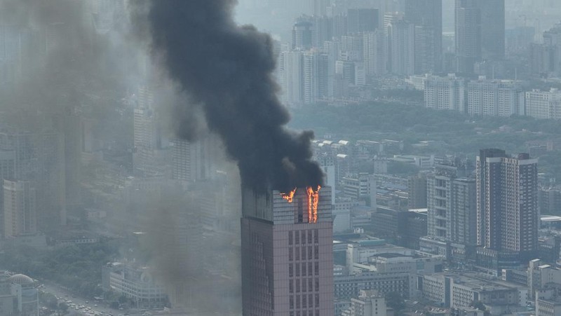 Api dan asap membubung dari gedung perkantoran setinggi 218 meter pada 16 September 2022 di Changsha, Provinsi Hunan, Tiongkok. Kebakaran besar terjadi di gedung pencakar langit di kota Changsha pada Jumat sore. (Photo by VCG/VCG via Getty Images).