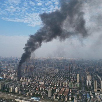 Puluhan Lantai Gedung Pencakar Langit China Hangus Terbakar