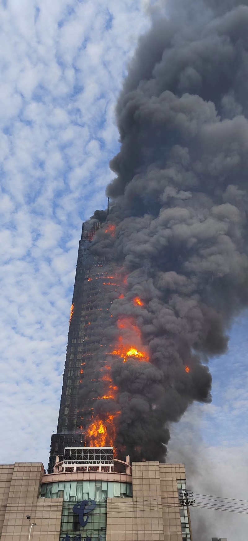 1424273004 Api dan asap membubung dari gedung perkantoran setinggi 218 meter pada 16 September 2022 di Changsha, Provinsi Hunan, Tiongkok. Kebakaran besar terjadi di gedung pencakar langit di kota Changsha pada Jumat sore. (Photo by VCG/VCG via Getty Images).