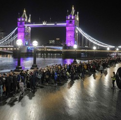Warga Rela Antre Panjang Demi Penghormatan Ratu Elizabeth II